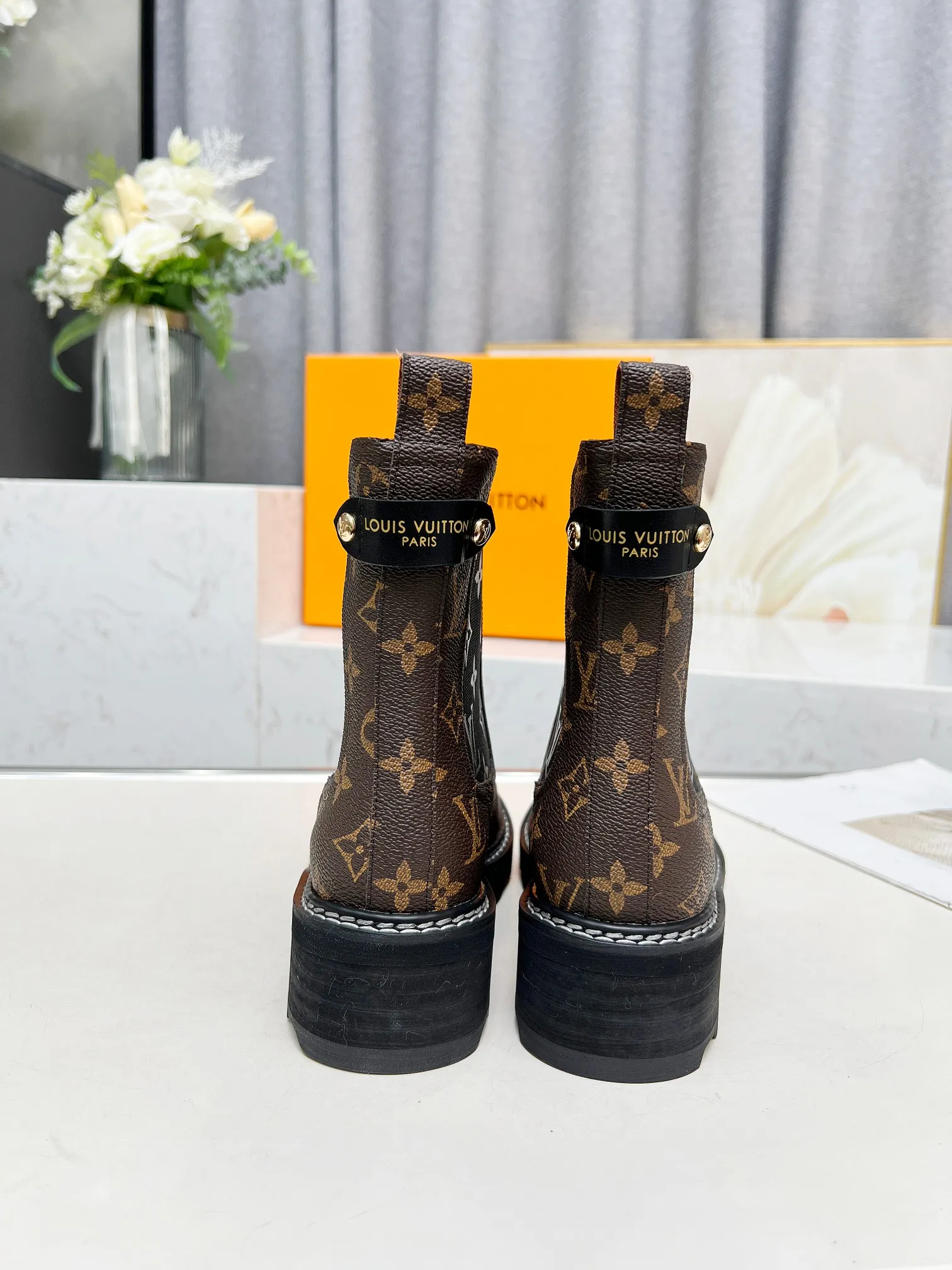 👟👟Ex-factory price 560👟👟Louis Vuitton 2024 autumn and winter high-end customization, major celebrity and Internet celebrity catwalk style, century-old classic, exquisite craftsmanship, comfortable on the feet. This LV Beaubourg ankle boot has a smooth calf leather body with handsome style and soft elements, and the Monogram patterned elastic side panel embodies the style of Chelsea boots. Paired with a thick yet lightweight micro outsole. Dazzling studs, a Louis Vuitton embossed leather label and plain stitching around the welt add to the sophisticated details. Fabric: Full-grain cowhide Lining: Cowhide Color: Black Brown Code number 35 to 40 (41 and 42 can be customized and non-returnable) Bosses are welcome to make orders
